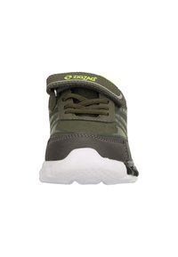 Chaussure de sport verte avec une semelle blanche, dotée d'une sangle Velcro, de lacets, d'accents en motifs en zigzag et d'un matériau supérieur texturé et durable.