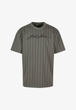 Hallux triibuline t-särk puuvilla segu kangast, lühikeste varrukatega, millel on must allkiri trükk rinna piirkonnas. Ümar kaelus.