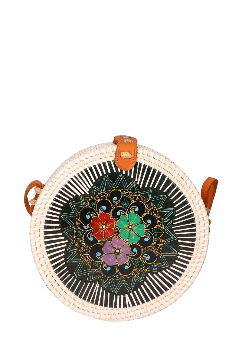 Borsa a forma rotonda intrecciata con esterno in vimini bianco e un design floreale colorato in rosso, verde, blu e viola su sfondo nero; tracolla in pelle.