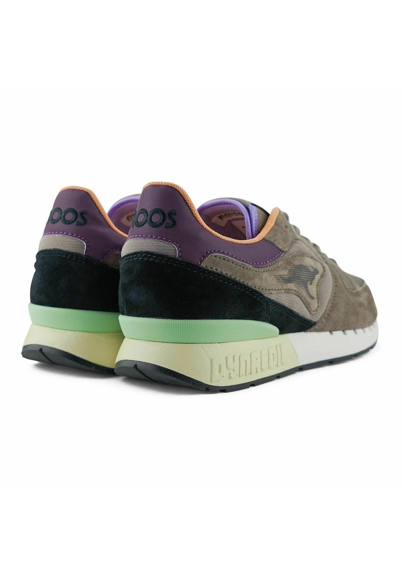 Grijze en zwarte suède sneakers met paarse accenten en een muntgroene zool, met textuurdetails en branding op de hak.