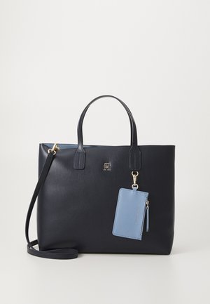 Bolso tote de cuero negro con asas dobles, correa de hombro desmontable y tarjetero azul claro adjunto con cremallera y broche.