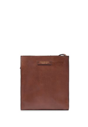 Bolso cuadrado de cuero marrón con un pequeño asa superior y una etiqueta "THE BRIDGE FIRENZE 1969" en el centro delantero.