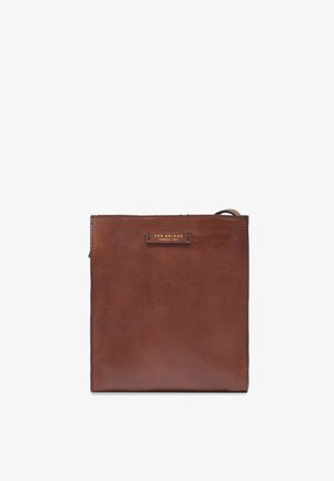 Bolso cuadrado de cuero marrón con un pequeño asa superior y una etiqueta "THE BRIDGE FIRENZE 1969" en el centro delantero.