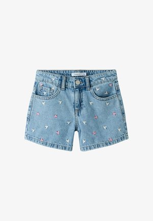 Világoskék farmer rövidnadrág rózsaszín és fehér szívmintákkal, elülső zsebekkel, övhurkokkal és gombos rögzítéssel.