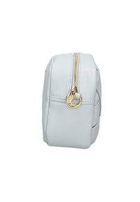 Borsa in pelle bianca di forma rettangolare, con dettaglio della cerniera dorata e un'anello laterale. Texture liscia, design compatto ideale per piccoli oggetti.