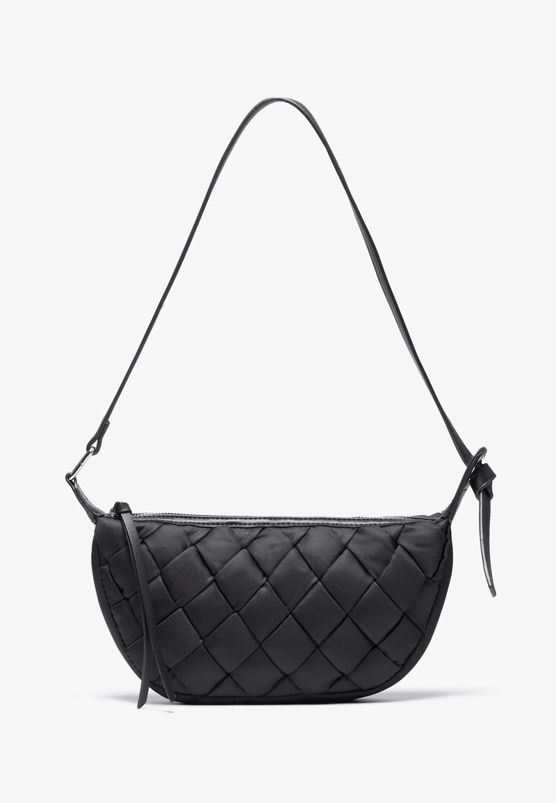 Sac à bandoulière en cuir noir matelassé avec une longue sangle réglable et une fermeture éclair, incliné légèrement pour montrer les détails avant et latéraux.