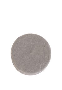 Oggetto circolare in cemento con una finitura grigia liscia e opaca, caratterizzato da una superficie piatta e bordi leggermente testurizzati. Nessun marchio o motivo visibile.