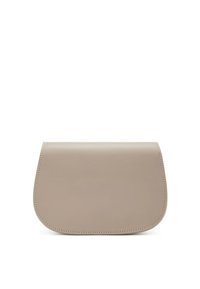 Beige Leder-Clutch mit einer runden Klappe, genähten Kanten und einer glatten Textur. Kompaktes Design, geeignet für verschiedene Anlässe.