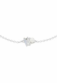 Collar de cadena de plata con un cristal claro rectangular y una perla redonda, con un acabado pulido y un diseño de eslabones delicados.