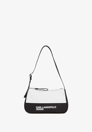 Juodai baltas petinis krepšys su lygiu paviršiumi, turintis kreivinę formą, užtrauktuko uždarymą ir spaudiniu "KARL LAGERFELD JEANS".