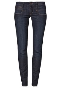 Vaqueros de mezclilla azul oscuro con corte slim, que cuentan con cinco bolsillos, sutiles detalles de costura y un cierre clásico en la cinturilla.