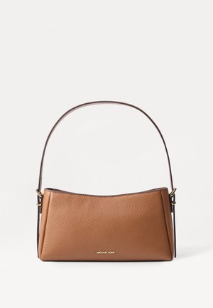 Sac à bandoulière en cuir marron avec une sangle unique incurvée et un logo doré « Michael Kors » sur le devant, posé sur un fond blanc uni.