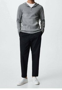 Sweat à capuche gris avec une fermeture éclair sur le devant, associé à un pantalon noir et des baskets blanches. Texture lisse, coupe décontractée, design simple.