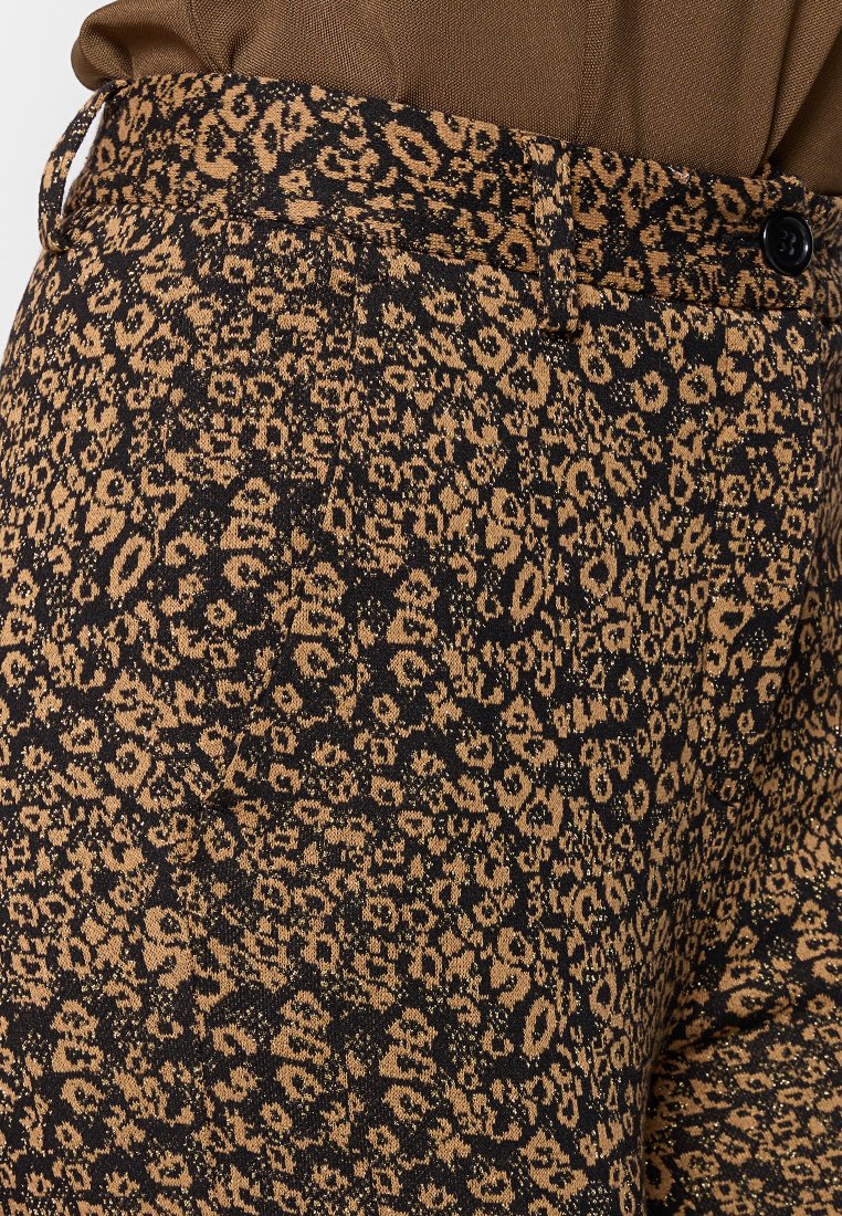 Leopardenmuster-Hosen in Schwarz und Beige, mit strukturiertem Stoff, einem taillierten Bund und einem einzigen Knopfverschluss auf der Vorderseite.