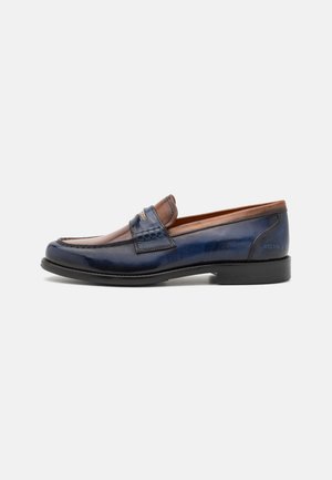 Mocassins en cuir présentant un design bicolore bleu et marron, un bout arrondi, des détails cousus et une texture accentuée sur le coup de pied.
