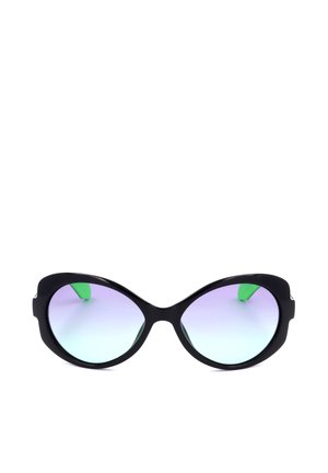 Occhiali da sole neri a forma di cat-eye con aste verdi e lenti rotonde sfumate che sfumano dal viola in alto all'azzurro in basso.