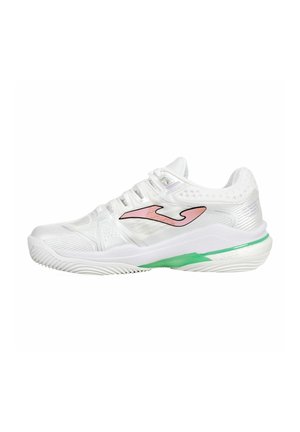 Zapatilla deportiva blanca con logo rosa y acento verde en la suela, diseñada para deportes o correr, mostrada desde el lateral sobre un fondo blanco.