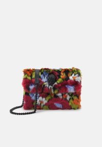 Flauschige Handtasche mit mehrfarbigem Muster in Rot, Grün, Blau und Orange. Verfügt über einen schwarzen Kettenriemen und ein verziertes schwarzes Verschlussdetail.