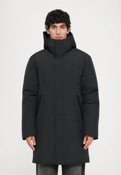 Fekete szigetelt parka magas gallérral, patentos záródással és oldalsó zsebekkel. Simás textúra, enyhén matt felülettel.