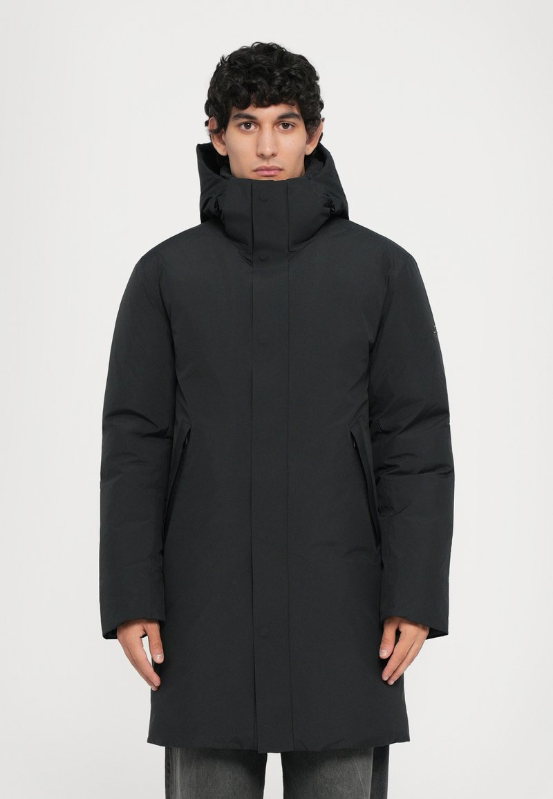 Juodas insulated parkas su aukštu apykakle, spaustukais ir šoninėmis kišenėmis. Lygus paviršius su šiek tiek matinio finišo.