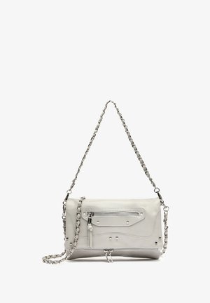 Hallhalli hall leather, mille on ahelriba, esiküljel tõmblukk ja naelakujundused, sile tekstuur. Kompaktne ristküliku kuju.