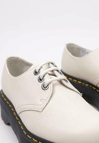 Dr. Martens QUAD II - Stringate sportive - beige