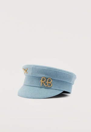 Φωτεινό γαλάζιο καπέλο τύπου τζιν με κοντή γείσο, που διαθέτει χρυσά αρχικά "RB" και μια λεπτομέρεια με σταυρωμένη καρφίτσα στο πλάι.