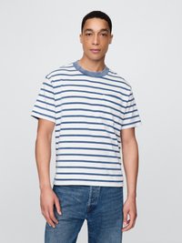 Stripet bomull T-skjorte med blå og hvite horisontale striper, rund hals, korte ermer og brystlomme. Matchende med blå jeans.