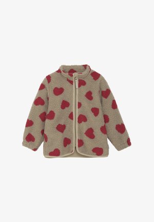 Chaqueta de forro polar beige con patrones de corazones rojos, que presenta un alto collar, cierre frontal completo y puños elásticos. Tejido suave y texturizado.