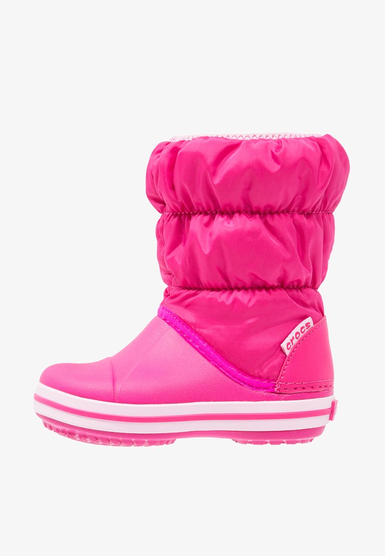 Botte d'hiver rose vif avec tige rembourrée, semelle en caoutchouc et semelle intermédiaire rayée blanche, conçue pour la chaleur et une utilisation en extérieur.