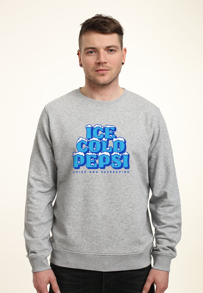 Šedá mikina s dlouhými rukávy, která má velký modro-bílý grafický textový design s nápisem "ICE COLD PEPSI" a zasněženými akcenty.