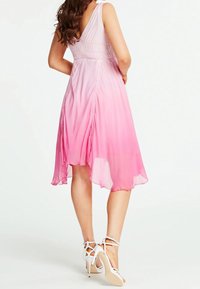 Hihaton liukusävyinen mekko vaaleanpunaisesta syvään pinkkiin, jossa on virtaava helma. Kangas on läpikuultavaa; sisältää rypytetyn vyötären ja takatiedot.