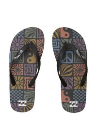 Svarta flip-flops med en mönstrad sula som har blommiga, geometriska och abstrakta mönster i jordnära färger. Förbättrat grepp med texturerad sula.