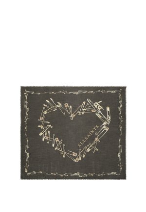 Tumma kangas, johon on aseteltu sydämen muotoinen ja reunustava sydänmuotoinen muoto tikkuineen. Oikealla puolella on sydämen sisällä teksti "ALLSAINTS".