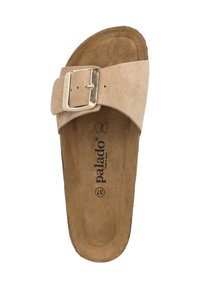 Sandal in suede beige con una fascia ampia e una fibbia metallica. Soletta contornata marrone con logo del marchio stampato in nero. Suola piatta.