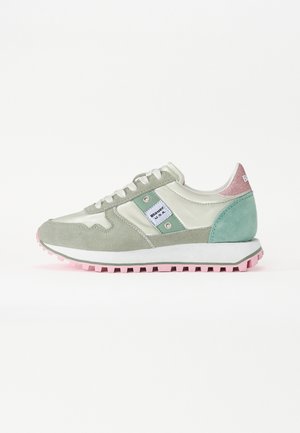 Grønne og hvite joggesko laget av semsket lær og syntetiske materialer. Har stripete design, rosa yttersåle og sølvfarget detaljer.