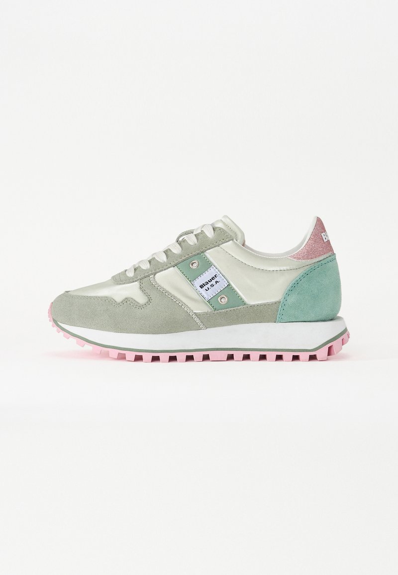 Grønne og hvite joggesko laget av semsket lær og syntetiske materialer. Har stripete design, rosa yttersåle og sølvfarget detaljer.