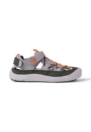 Sandale sportive grise et vert foncé avec des sangles ajustables, des accents orange, une tige en mesh respirant et une semelle coussinée pour le confort.