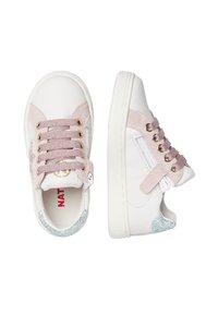 Sneaker bianchi con dettagli rosa, caratterizzati da pannelli testurizzati, occhielli dorati e glitter sulla parte posteriore. Chiusura con lacci e velcro.