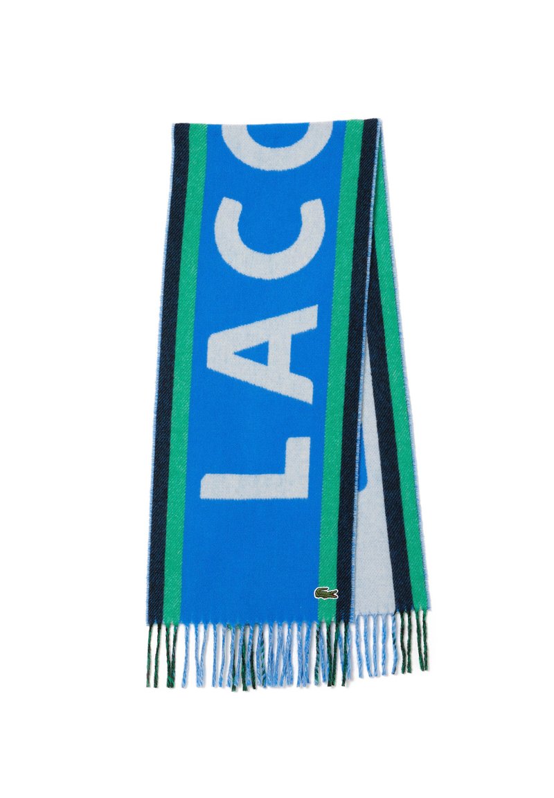 Gestrickter Schal in Blau, Grün und Schwarz mit weißem Text "LACOSTE." Verfügt über fransige Kanten und ein kleines Markenlogo am Saum.