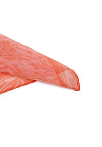 Sciarpa arancione trasparente con una texture fluida, caratterizzata da un design traslucido e un orlo semplice, piegata su un lato.