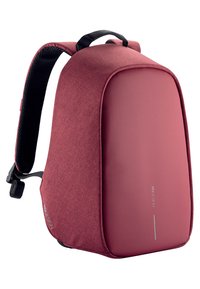 Zaino in tessuto rosso con un design morbido e arrotondato, caratterizzato da un frontale strutturato, spallacci imbottiti regolabili e un branding discreto sul lato.