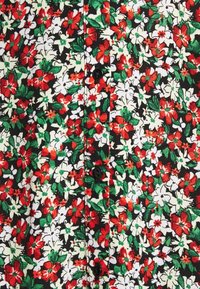 Camicia nera con motivo floreale denso in rosso, bianco e verde e bottoni neri disposti verticalmente al centro.