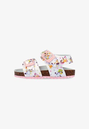 Sandalia blanca para niños con hebillas rosas, estampados de animales de dibujos animados coloridos, suela de corcho y suela exterior de goma rosa, vista lateral sobre fondo blanco.