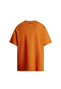 Kortærmet t-shirt i lys orange bomuld med rund hals. Har et lille "Pepe Jeans" logo på ryggen, uden yderligere dekorationer.