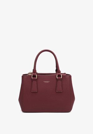 Borsa a mano in pelle sintetica bordeaux con doppio manico superiore, chiusura con zip e dettagli in metallo dorato. Superficie testurizzata e logo sul davanti.