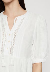 Vero Moda VMNATALI 2/4 SHORT DRESS - Skjortklänning - snow white