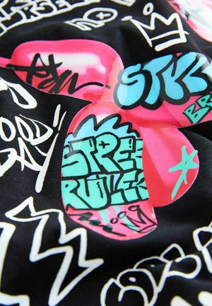 Klar pink blomsterform med graffiti-stil tekst "STREET RULES" i turkis og andre farverige tags på sort stof.