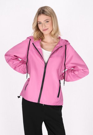 Giacca zip-up rosa chiaro con cappuccio, dettagli neri, cordini regolabili e una texture liscia e lucida; tasche sui lati.
