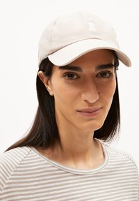 ARMEDANGELS OFELIAA LOVELY STRIPES - Camiseta estampada - sand stone oatmilk